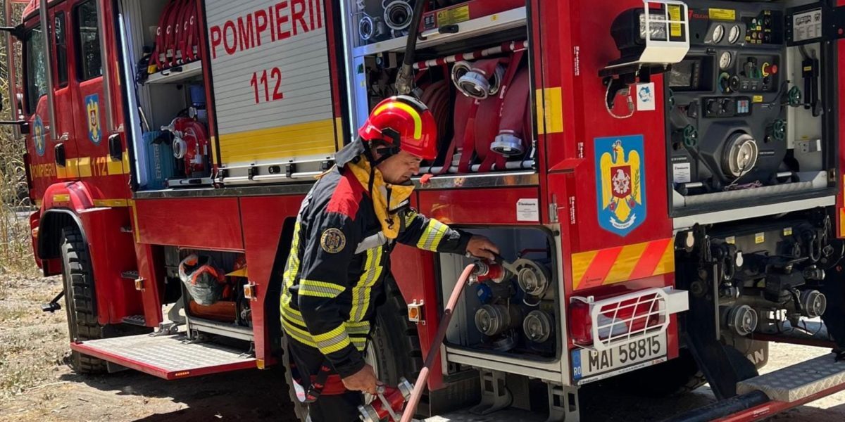 Hală auto în flăcări la Oradea. Intervenție masivă a pompierilor