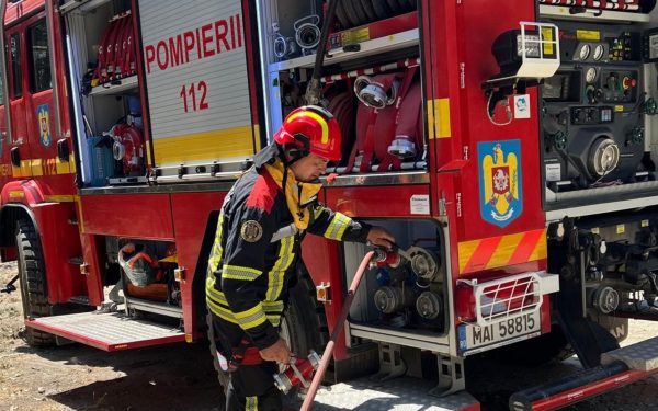 Hală auto în flăcări la Oradea. Intervenție masivă a pompierilor