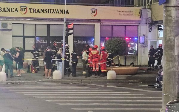 Incendiu în bloc din București: 20 de locatari evacuați