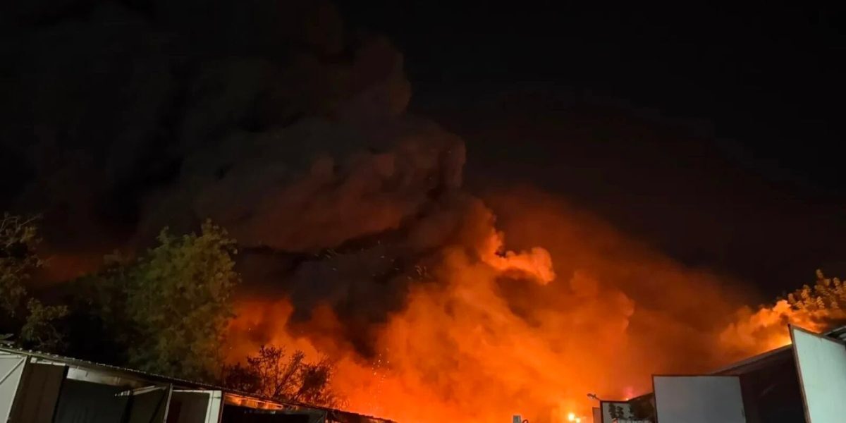 Incendiu puternic în București: Flăcări uriașe au cuprins capitala