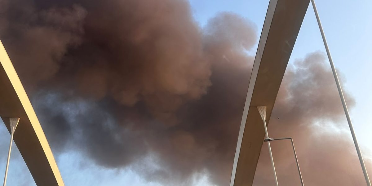 Lumina sub asediu: Incendiu masiv, fum dens, evacuări