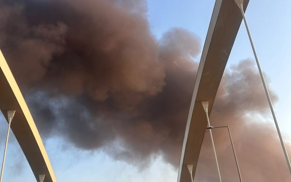 Lumina sub asediu: Incendiu masiv, fum dens, evacuări