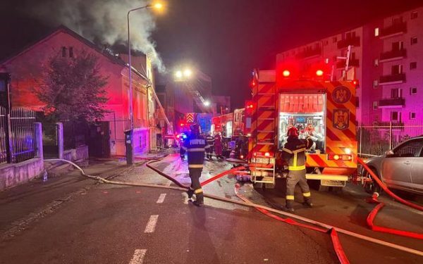 Incendiu devastator în Cluj: Focul a distrus o pensiune și două case
