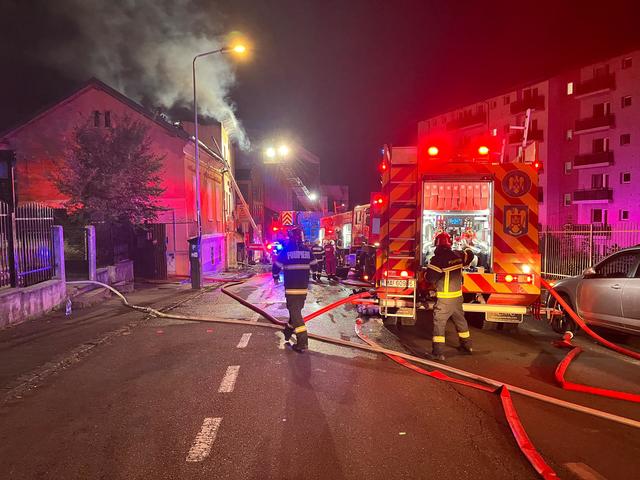 Incendiu devastator în Cluj: Focul a distrus o pensiune și două case