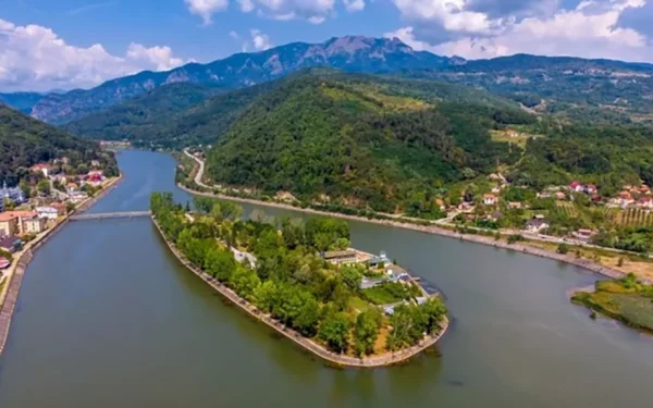 Insulă-minune din România, salvată de la înec. Veche biserică cu icoană sfântă
