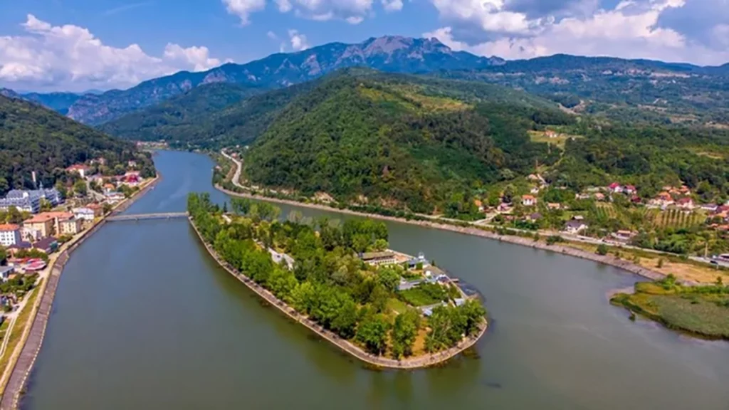 Insulă-minune din România, salvată de la înec. Veche biserică cu icoană sfântă