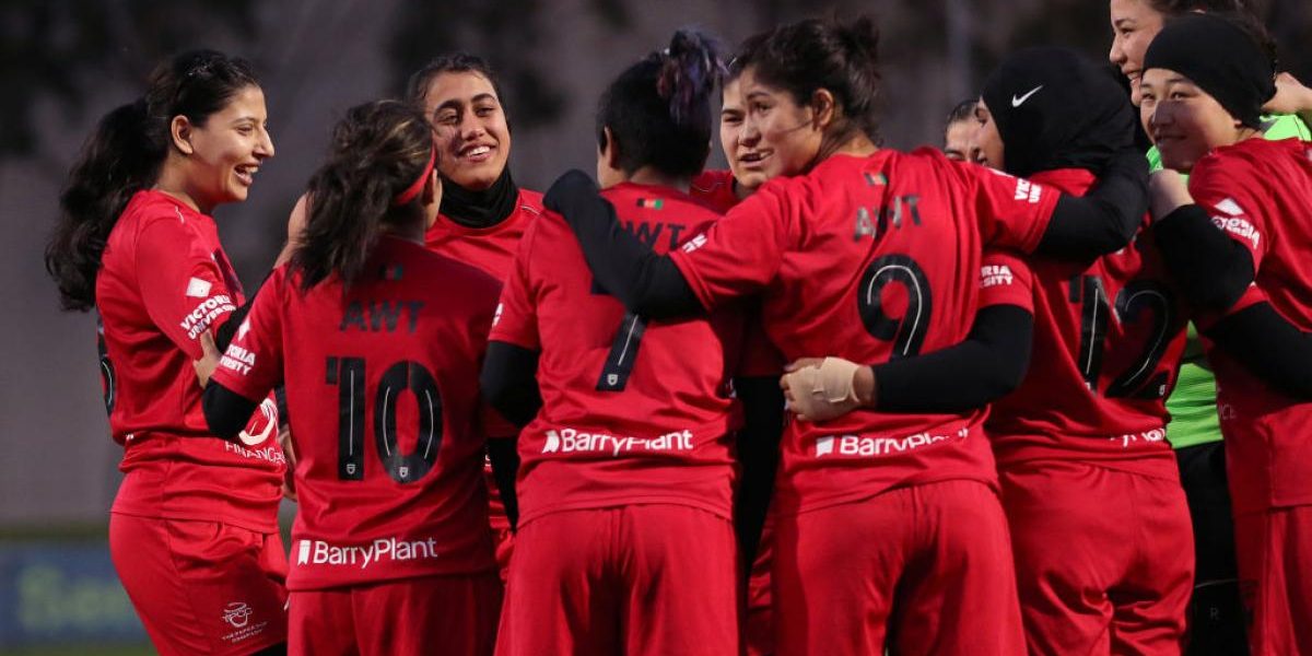 Echipele de fotbal feminine afgane, reanimate la 13.000 km, și-au îngropat trofeele