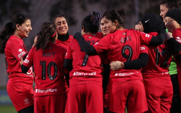 Echipele de fotbal feminine afgane, reanimate la 13.000 km, și-au îngropat trofeele
