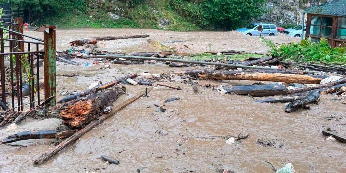 Argeș: Viitură distrugătoare în Dâmbovicioara