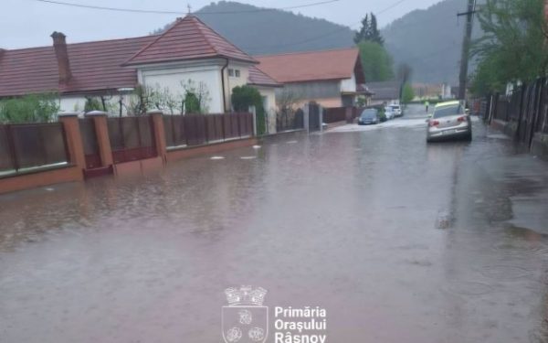 Râșnov: Canala s-a umplut cu apă de ploaie neașteptat