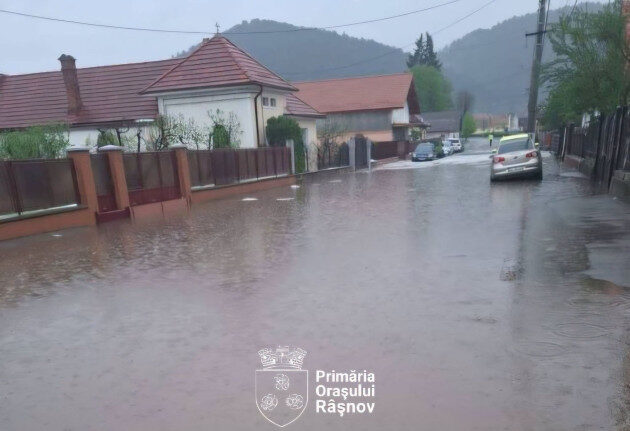 Râșnov: Canala s-a umplut cu apă de ploaie neașteptat