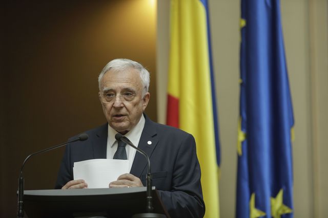 Isărescu, avertisment politic: Vorbe goale, faptele contează