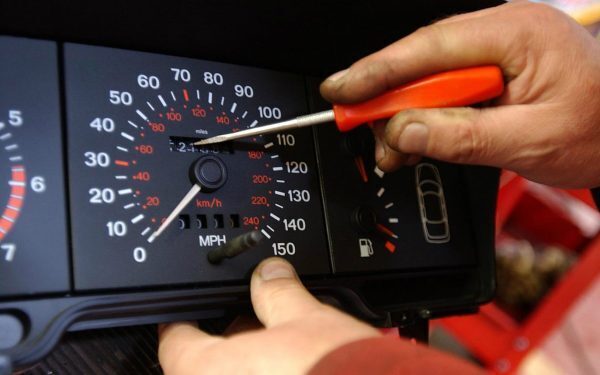 Mașina „nouă” ascunde zeci de mii de km: 1 din 10, abuzată în România