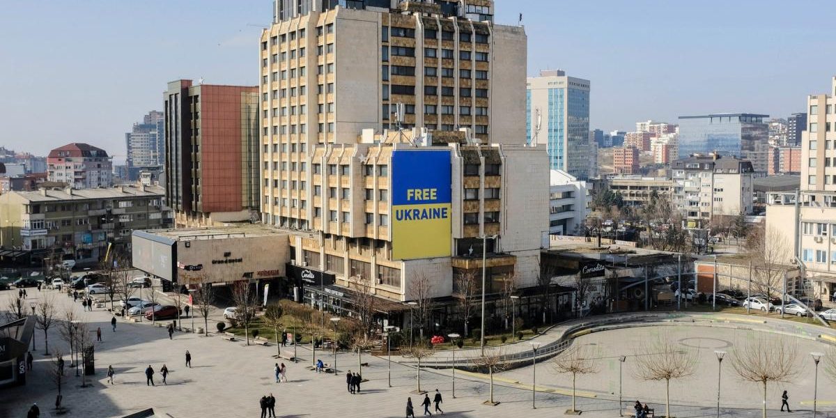 Kosovari, scandal uriaș! Steagul Ucrainei, jos din Priștina, după vorbele lui Zelenski
