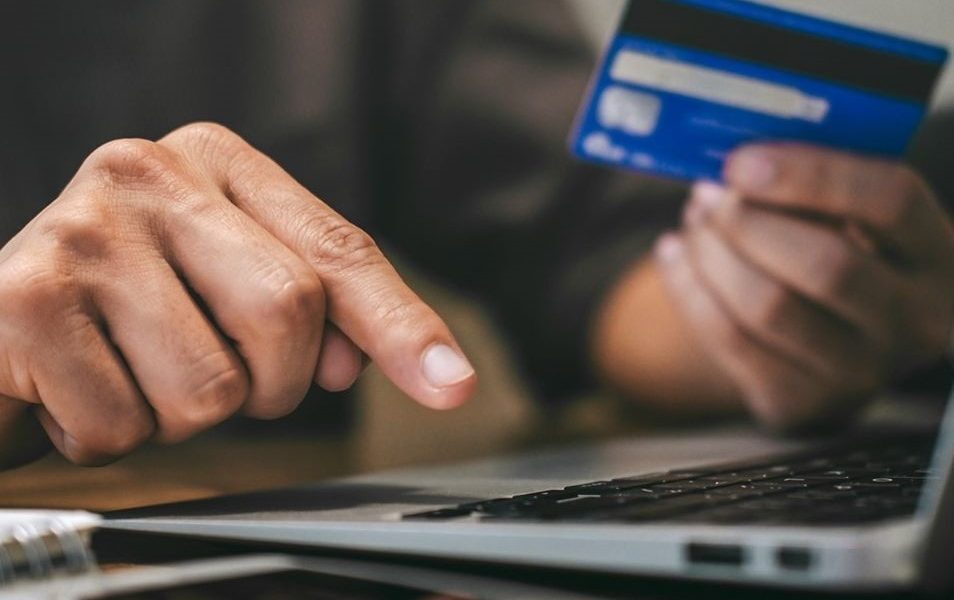 AI a înșelat o femeie: a pierdut 69.000 lei, dar banii au fost recuperați