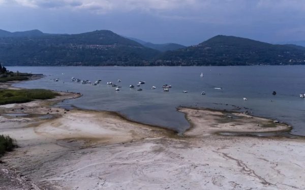 Secetă! Italia și Elveția mută apă între lacuri