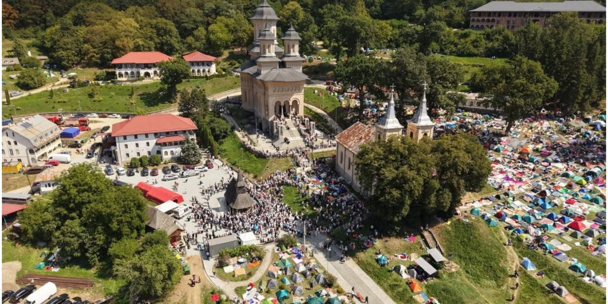 Nicula: Pelerinaj masiv de Sărbătoarea Adormirii Maicii Domnului
