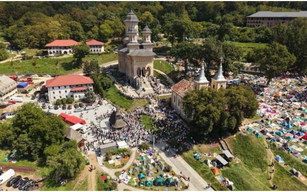 Nicula: Pelerinaj masiv de Sărbătoarea Adormirii Maicii Domnului