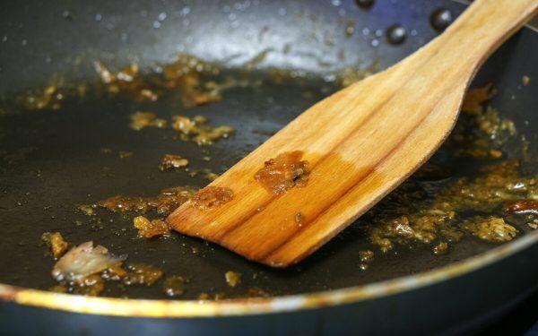 Mâncarea se lipește de tigaie? Greșelile tale culinare costisitoare