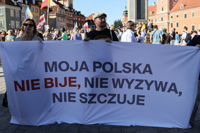 Polonia: Proteste violente anti-atacuri asupra refugiaților ucraineni
