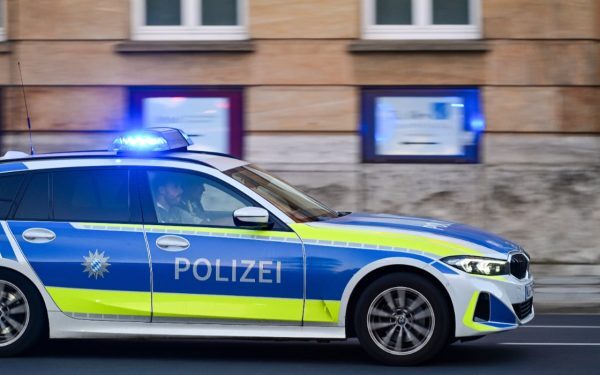 Șofer român, scos din microbuz de poliția germană. Pasagerul a preluat volanul
