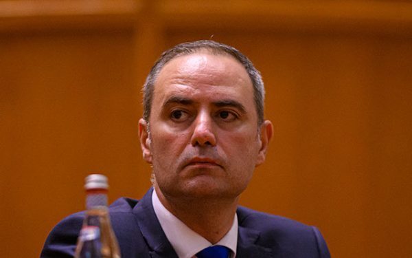 România scapă de junk: Moody’s și Fitch mențin ratingul, dar politica blochează consolidarea fiscală