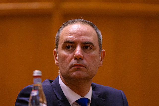 România scapă de junk: Moody’s și Fitch mențin ratingul, dar politica blochează consolidarea fiscală