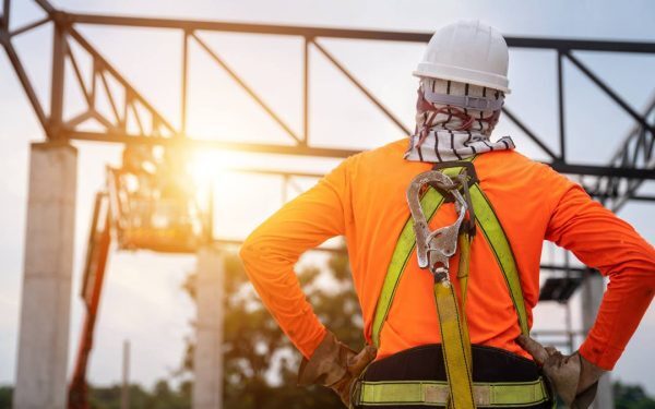 Salarii uriașe pentru constructori și electricieni: 7.000 euro
