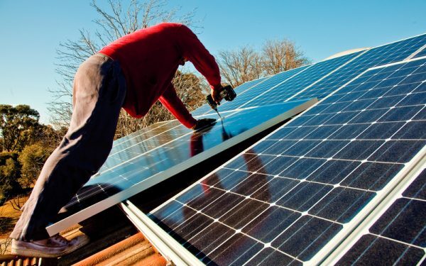 România: Câți prosumatori au primit curent de la panouri solare