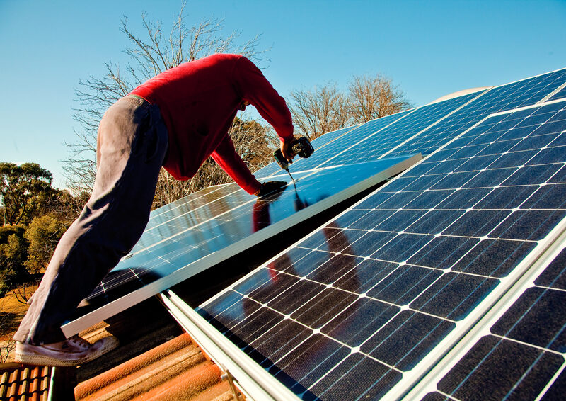România: Câți prosumatori au primit curent de la panouri solare