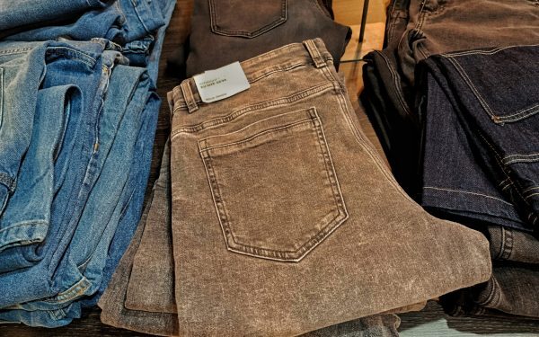 „Pantalonii Morții” fac victime. Avertismentul riscant al modei oversized