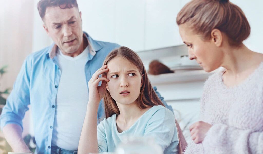 Părinți: 7 fraze toxice ce distrug primii născuți