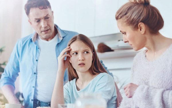Părinți: 7 fraze toxice ce distrug primii născuți