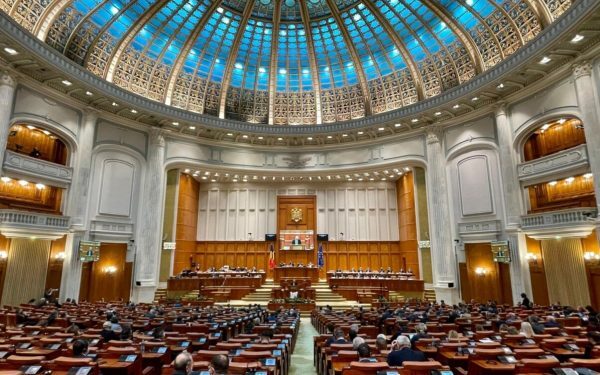Parlament: Datorii Pfizer, pasate politic între PNL, PSD și USR