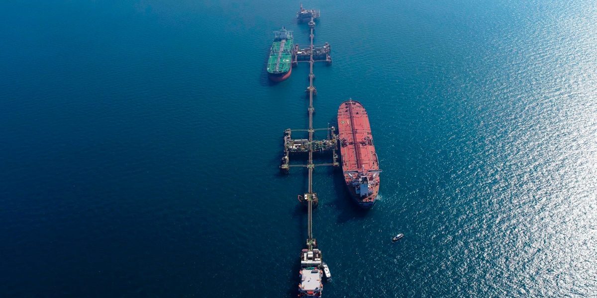 Petrol: Vecinul Iranului, record de exporturi. Cum merge traficul prin Ormuz