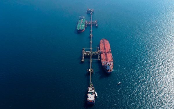 Petrol: Vecinul Iranului, record de exporturi. Cum merge traficul prin Ormuz
