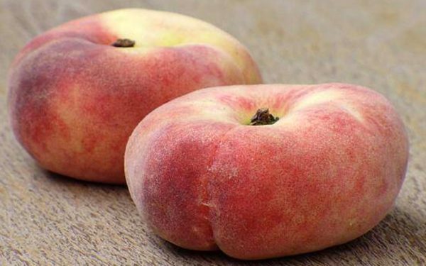 Piersici plate: Naturale sau modificate genetic?