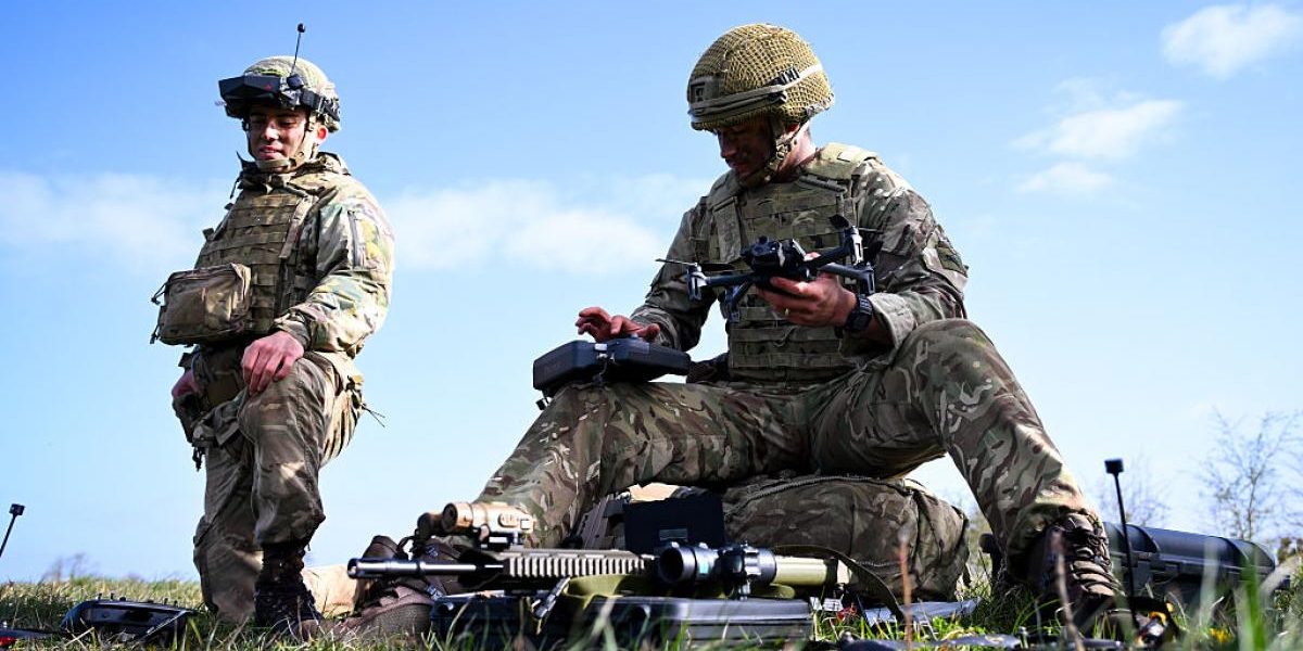 NATO: AI pilotează pe câmpul de luptă, oameni decid cine trăiește