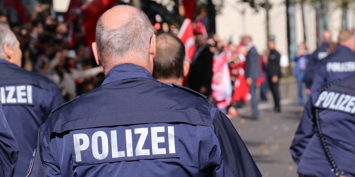 Români „furați” în Austria: Escroci se dau polițiști și cer bani