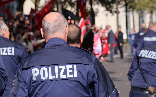 Români „furați” în Austria: Escroci se dau polițiști și cer bani