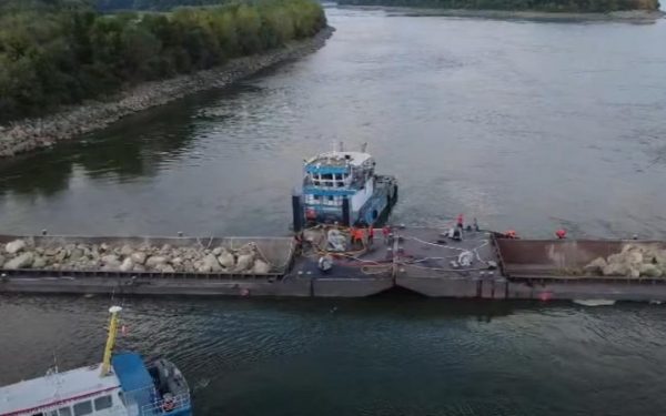 Dunărea urcă după scufundarea barjelor, Cernavodă vigilentă