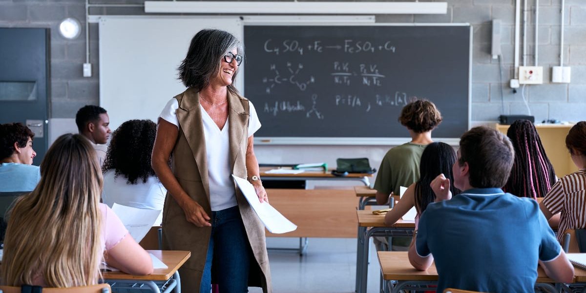Profesoara fantomă: 17 ani netradați, mii de euro lunar. De ce refuză pensia