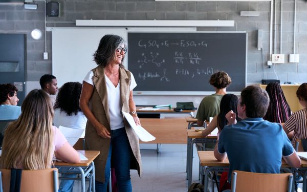 Profesoara fantomă: 17 ani netradați, mii de euro lunar. De ce refuză pensia