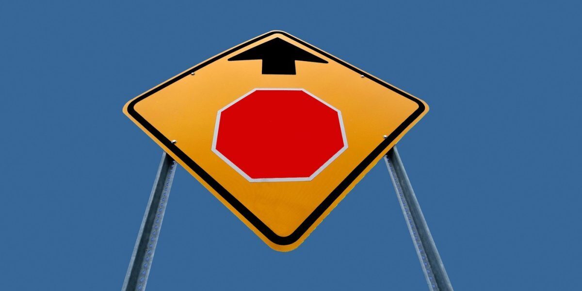 Indicator rutier confuz: Romb galben cu hexagon roșu. Șoferii, în dilemă