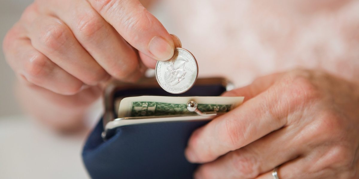 Sărăcia te îmbătrânește: Cum afectează banii puțini creierul