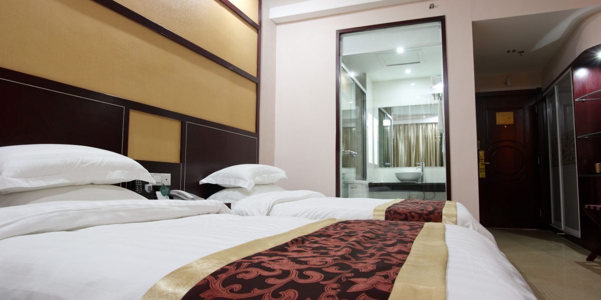 Camere ascunse în hotel? Află cum detectezi „oglinda” incognito