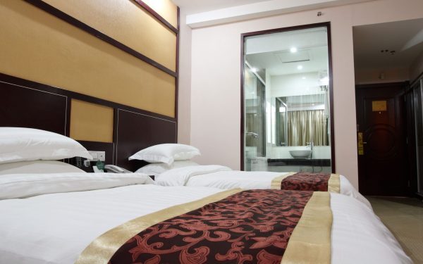 Camere ascunse în hotel? Află cum detectezi „oglinda” incognito