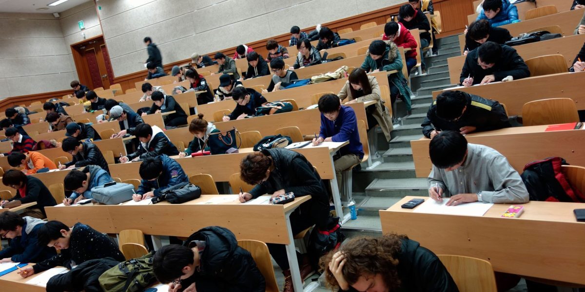 Facultate în colaps: Aplicați masiv, dar tot rămân locuri libere