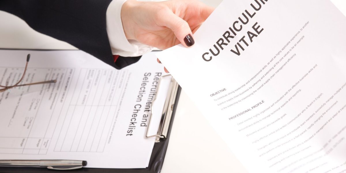 Români fără facultate: joburi tentante și salarii mari în 2026