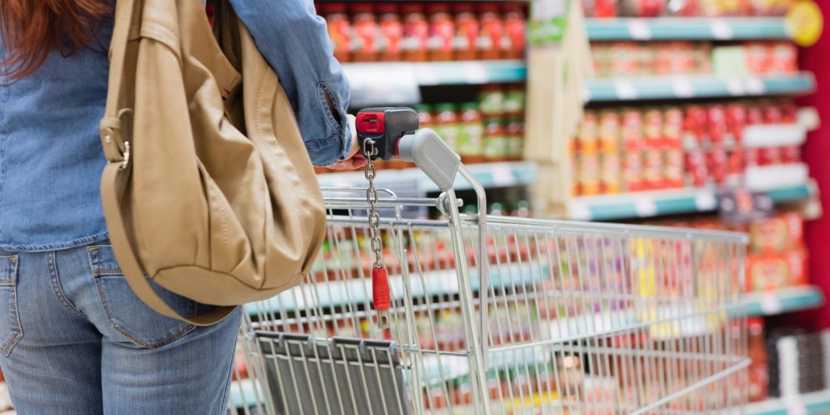 Supermarketurile te păcălesc: Așa plătești mai mult când cumperi puțin